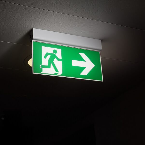 Luz Emergencia LED Superficie 3W Permanente con Cartel Doble Cara con Autotest