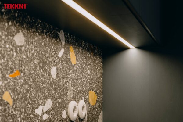 ll_38_1331_20_4 Perfíl Aluminio KIMERA-"TVED" Anodizado Negro con Difusor Opal , Tapones y Clips Sujección 2,02M