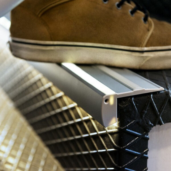 Perfíl Iluminación Escaleras - Gomas Antideslizantes - Difusor Opal x 1M